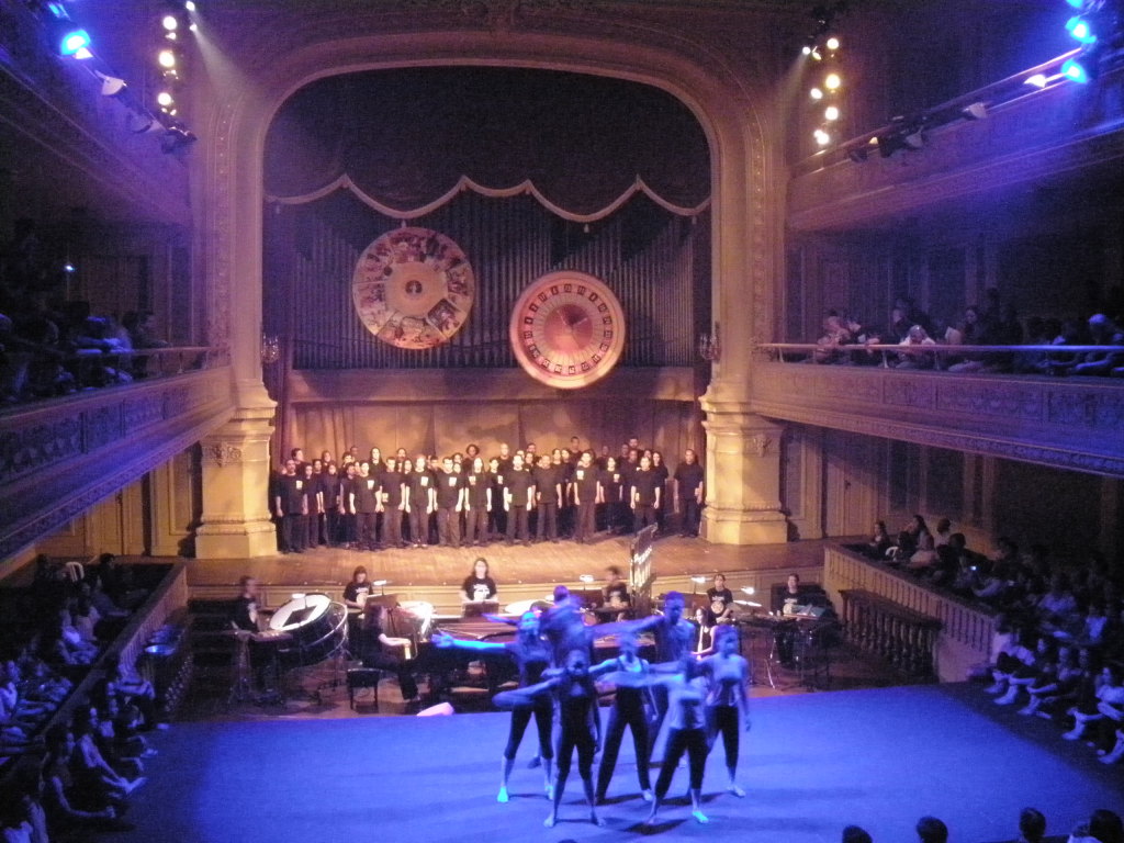Cantores, músicos e dançarinos todos juntos para a versão original de Carmina Burana.